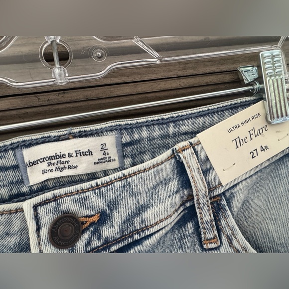 NEW Abercrombie & Fitch The Flare Ultra High Rise Jeans NWT Denim 27 4 Regular - Picture 3 of 8